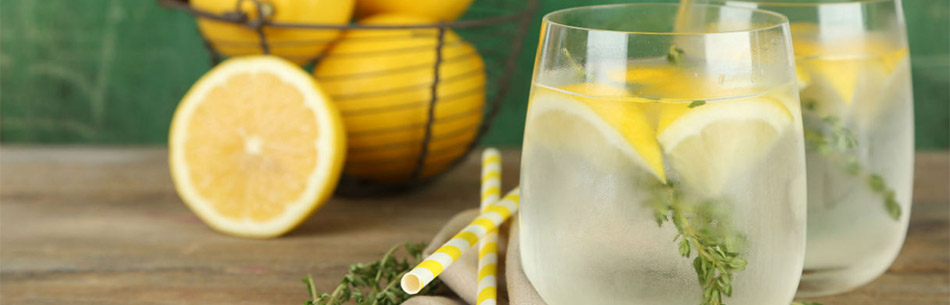 Chiunque abbia avuto un bruciore di stomaco sa che certi tipi di cibo possono peggiorare i sintomi. Quando si tratta di limone, ci sono alcuni pareri contrastanti. Alcuni esperti dicono che il limone e altri agrumi possano aumentare la gravità del reflusso acido. Altri citano tra i "rimedi casalinghi" il classico bicchiere di acqua e limone. Allora, chi ha la risposta giusta qui? A quanto pare, la verità sta nel mezzo. ACQUA E LIMONE LA MATTINA: UNA GIUSTA ABITUDINE?