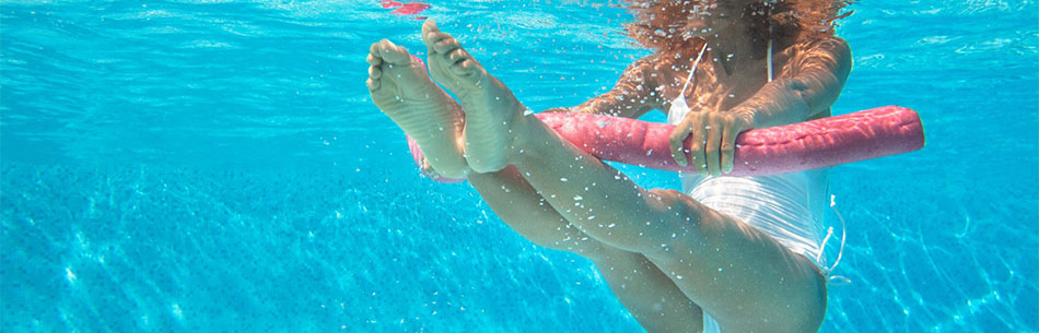Che cos’è la sclerosi multipla? Le persone con Sclerosi multipla possono praticare sport? Quali sport scegliere? Continua a leggere per saperne di più. Sclerosi multipla e movimento in acqua