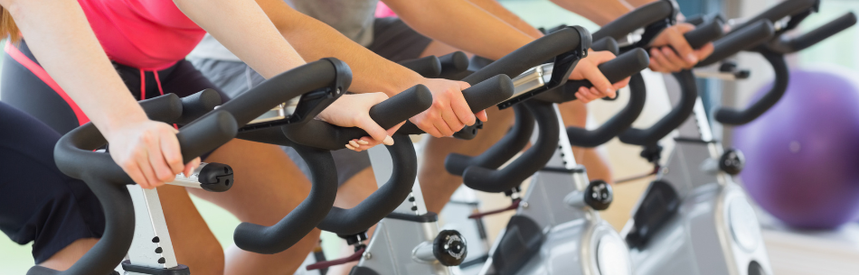 L'indoor Cycling: uno sport divertente, completo e adatto a tutti! Scopri tutti i vantaggi e benefici dell'Indoor Cycling, ma soprattutto che differenze ci sono ripsetto al ciclismo? Scoprine di più nel nostro articolo.. Differenze tra l'Indoor Cylcing e il ciclismo